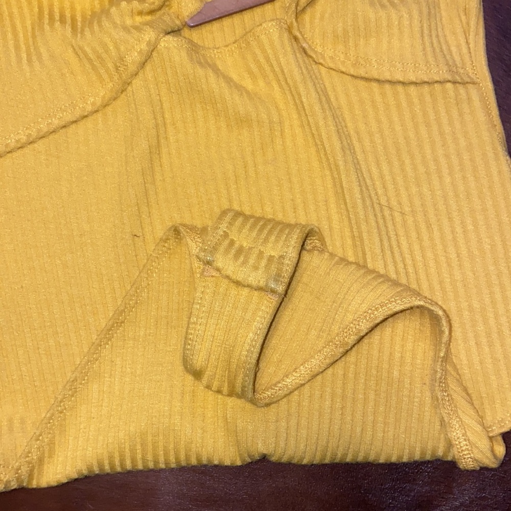 🌵Ribbed Yellow bodysuit! - Picture 5 of 8
